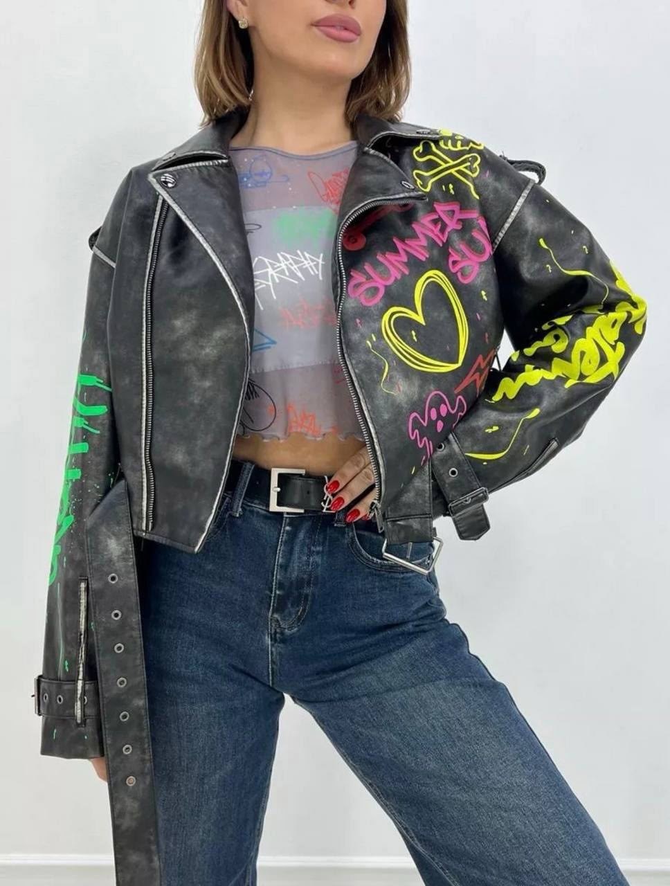 куртка косуха женская,женская косуха,косуха кожаная куртка оверсайз burhon style,косуха кожаная куртка весенняя,косуха укороченная с граффити marta & matteo