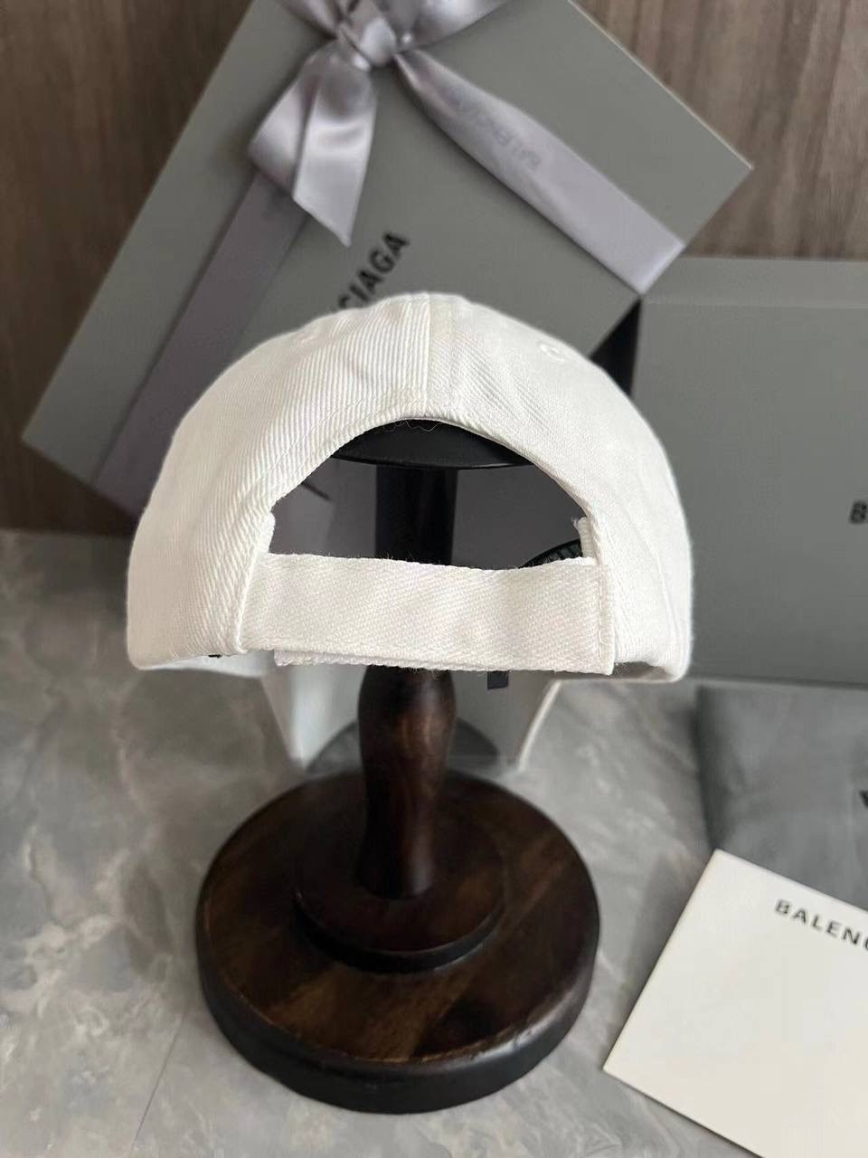 белая кепка баленсиага,кепка баленсиага оригинал,бейсболка balenciaga,бейсболка баленсиага,кепка balenciaga