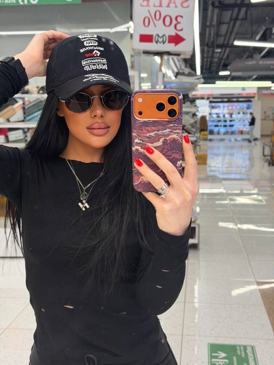 девушка в кепке,лонгслив женские,лонгслив кофта,лонгслив рваный,стильное