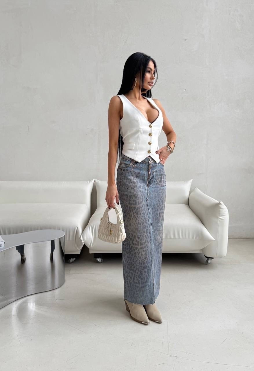 длинная джинсовая юбка с разрезом спереди,джинсовая юбка,модели юбки,юбка миди,юбка