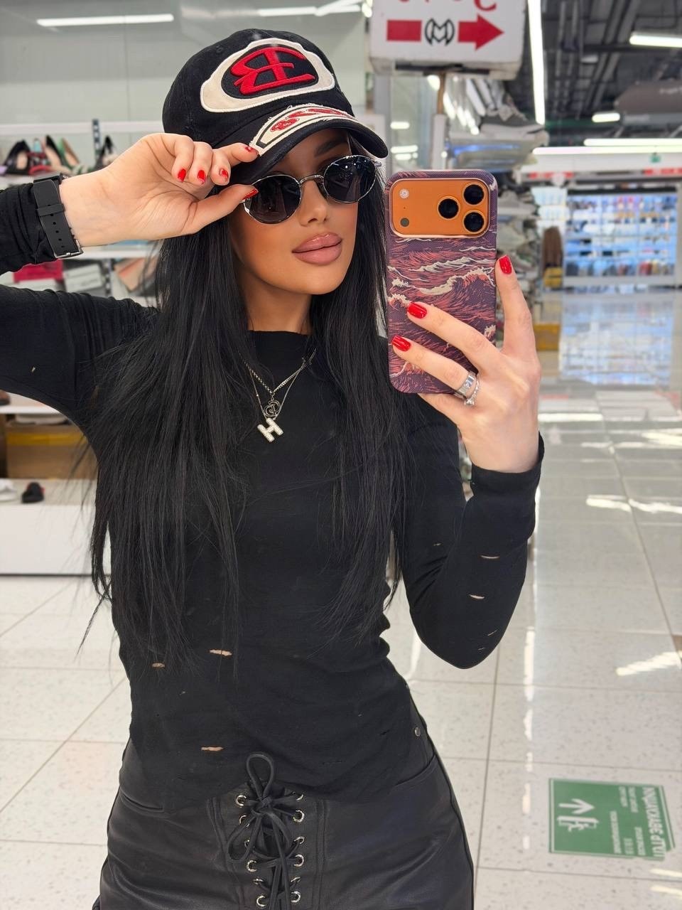 девушка в кепке,лонгслив женские,лонгслив кофта,лонгслив рваный,стильное