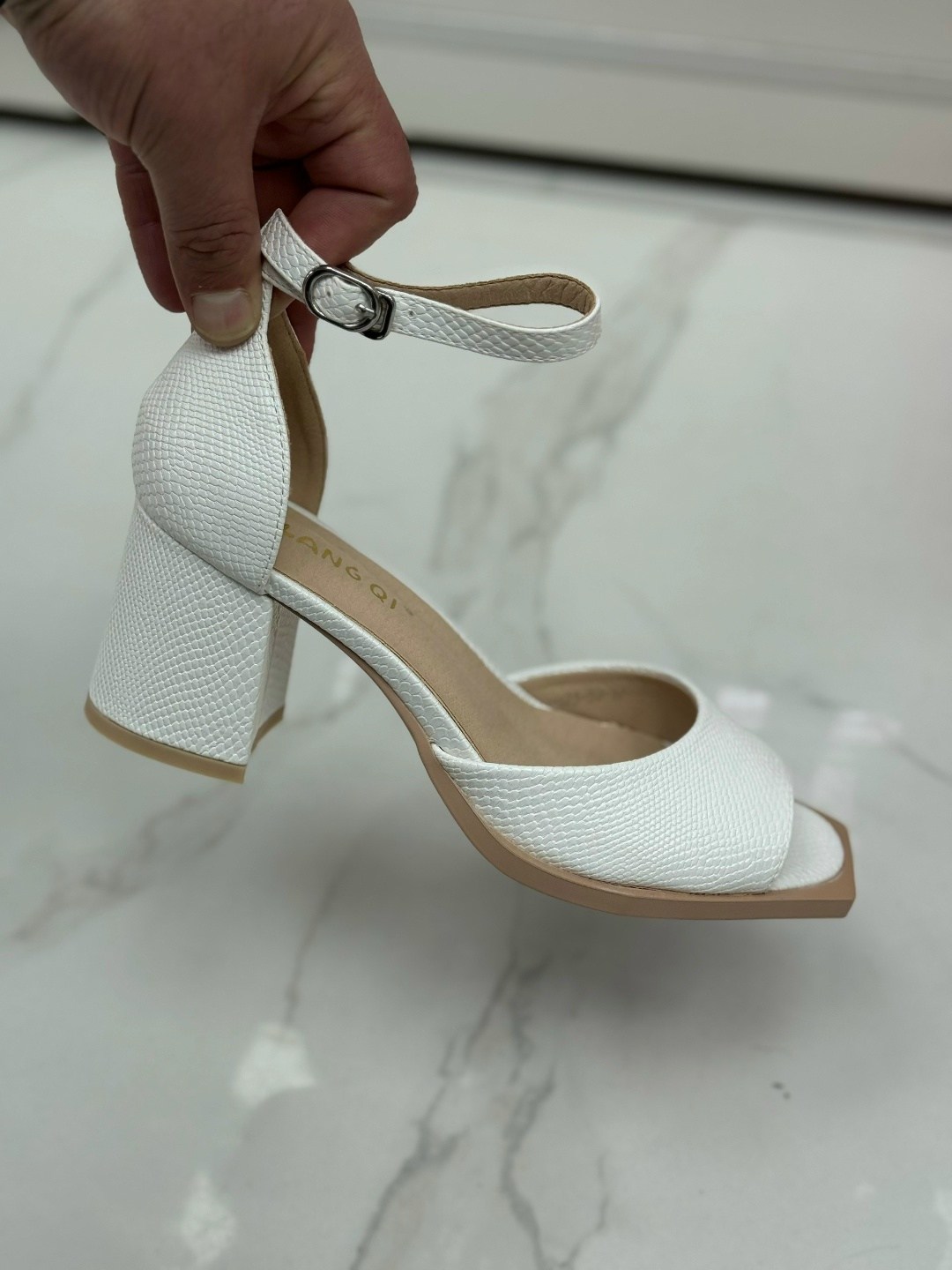 каблуки босоножки,стильные босоножки,босоножки летние,женские босоножки,закрытые босоножки