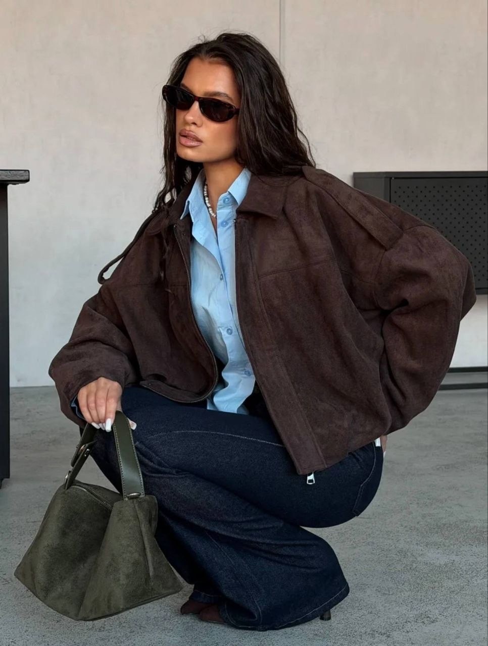 джинсы женские клеш,джинсы клеш от колена с высокой посадкой,стиль одежды,замшевая куртка