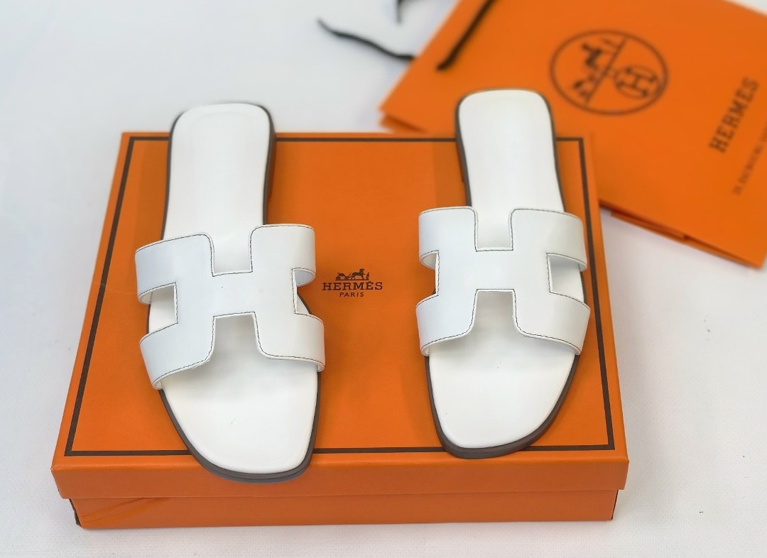 шлепки hermes женские,шлепанцы hermes,тапки hermes женские,шлепки hermes,hermes белые кожаные сандалии