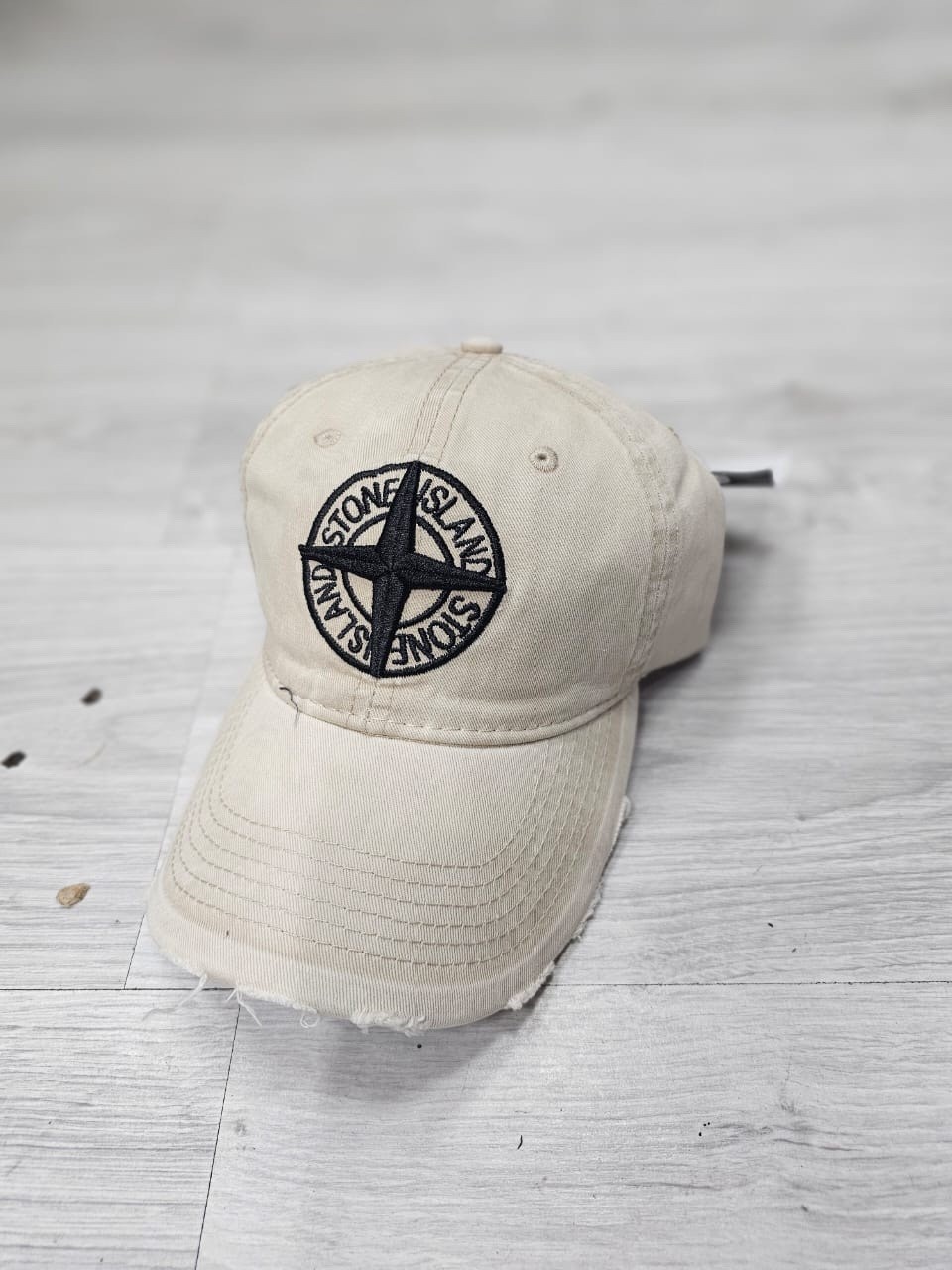 бейсболка stone island,stone island кепка с нашивкой в виде компаса серый,stone island кепка,бейсболка кепка с рефлективом stone island,бейсболка кепка с рефлективом stone island stone island цвет беж