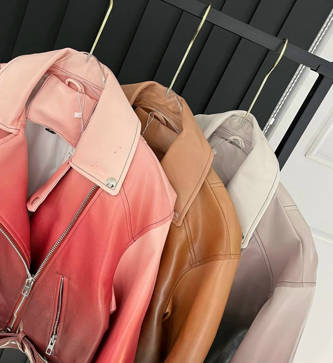 женская укороченная куртка из искусственной кожи,куртка косуха,кожаная куртка косуха,женская кожаная куртка косуха,куртка кожаная