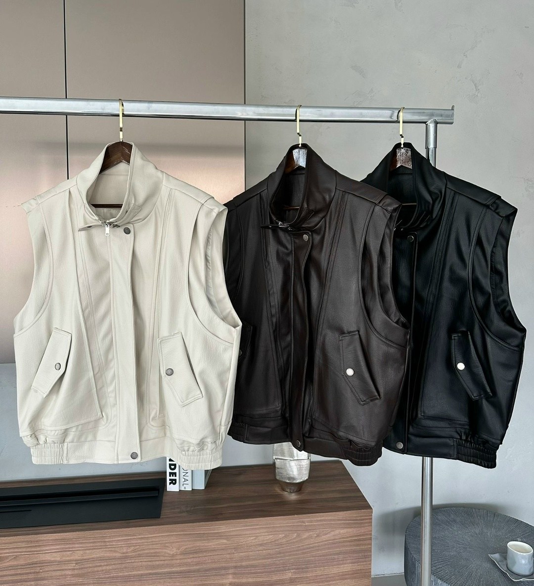 женская жилетка,кожаная жилетка,демисезонная жилетка,жилетка женская кожаная,жилетка на синтепоне