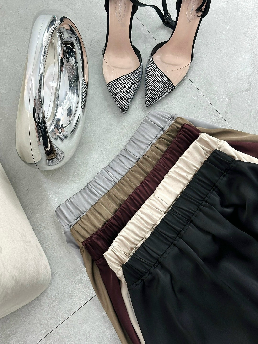 юбка атласная удлинённая бежевого цвета,атласная юбка,бежевая атласная юбка,атласная юбка с высоким,бежевая юбка