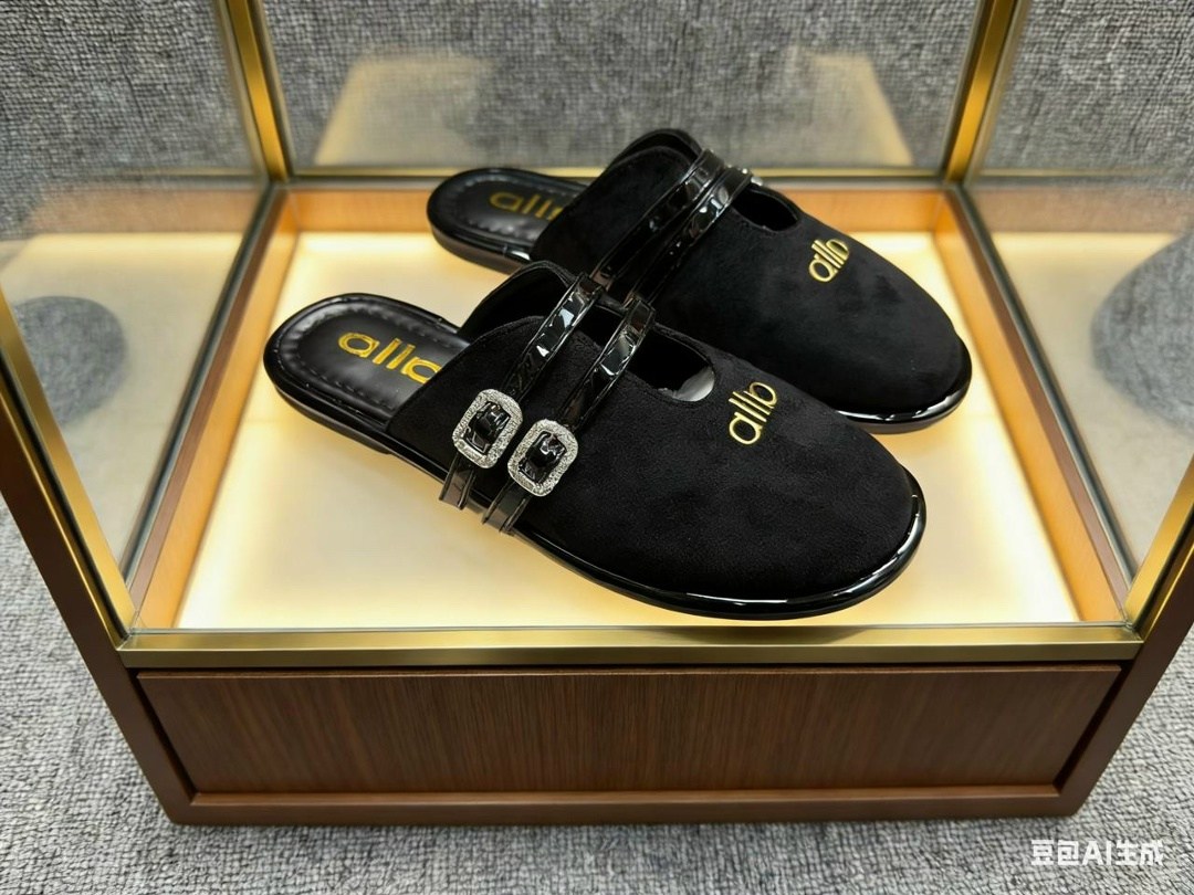 ,модные шлепанцы,шлепки фенди,шлепанцы женские,женская