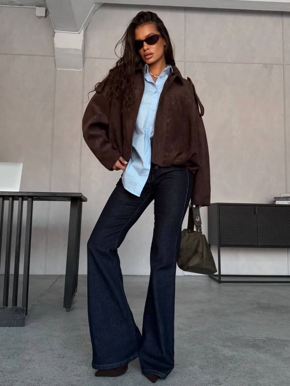 джинсы женские клеш,джинсы клеш от колена с высокой посадкой,стиль одежды,замшевая куртка