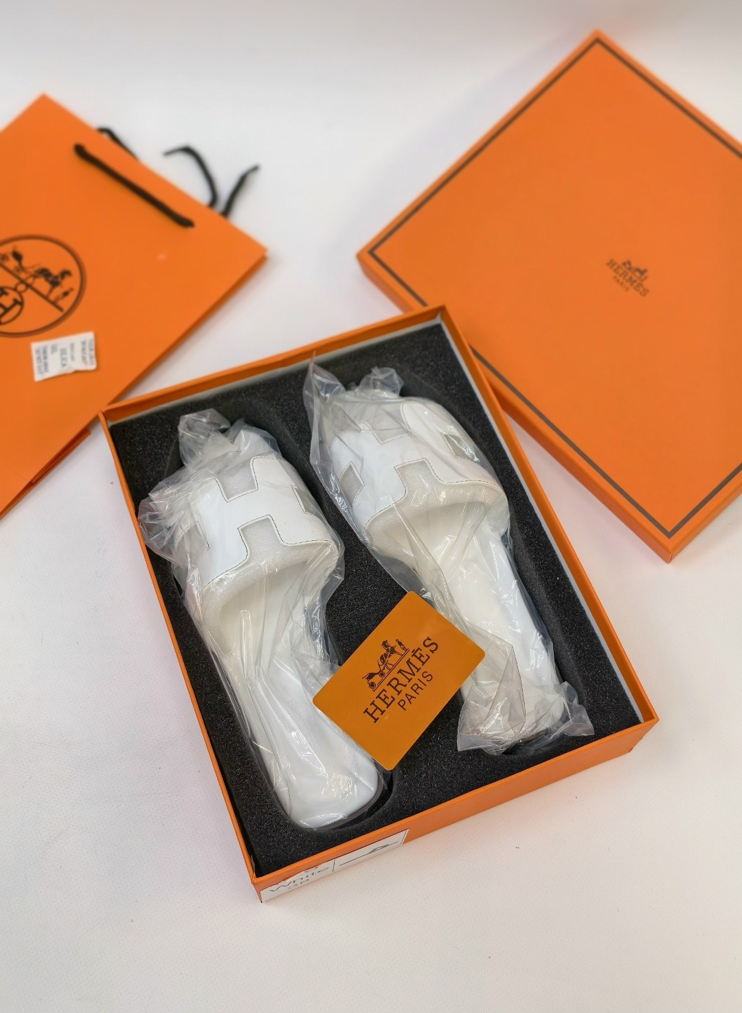 шлепки hermes женские,шлепанцы hermes,тапки hermes женские,шлепки hermes,hermes белые кожаные сандалии