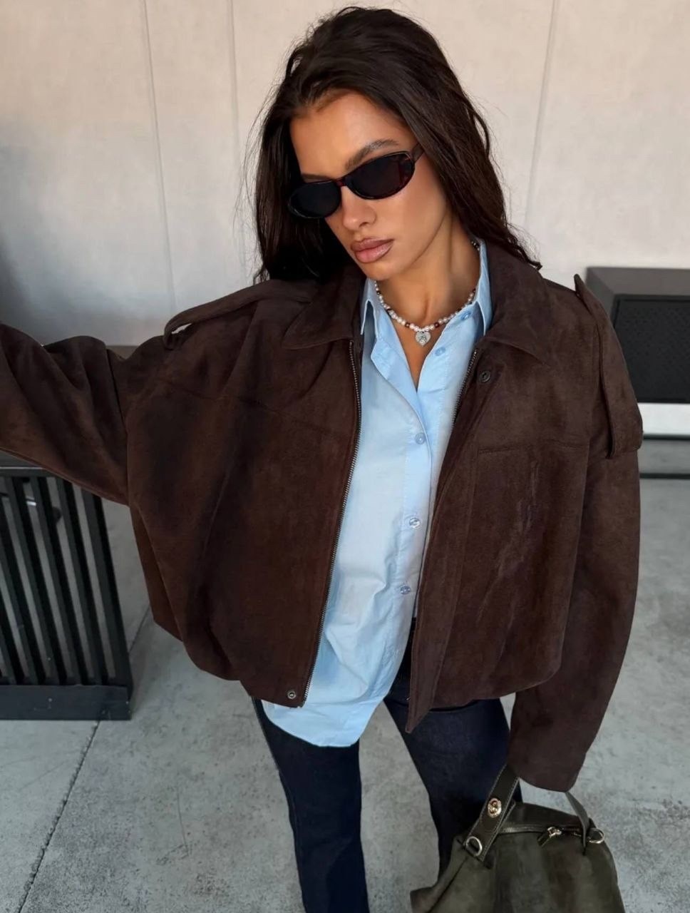 джинсы женские клеш,джинсы клеш от колена с высокой посадкой,стиль одежды,замшевая куртка