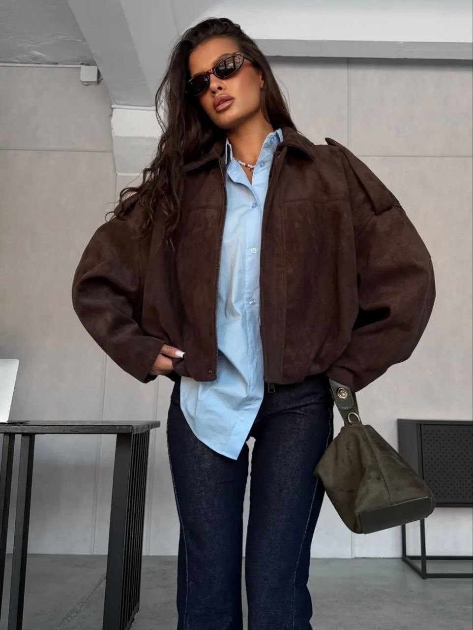 джинсы женские клеш,джинсы клеш от колена с высокой посадкой,стиль одежды,замшевая куртка