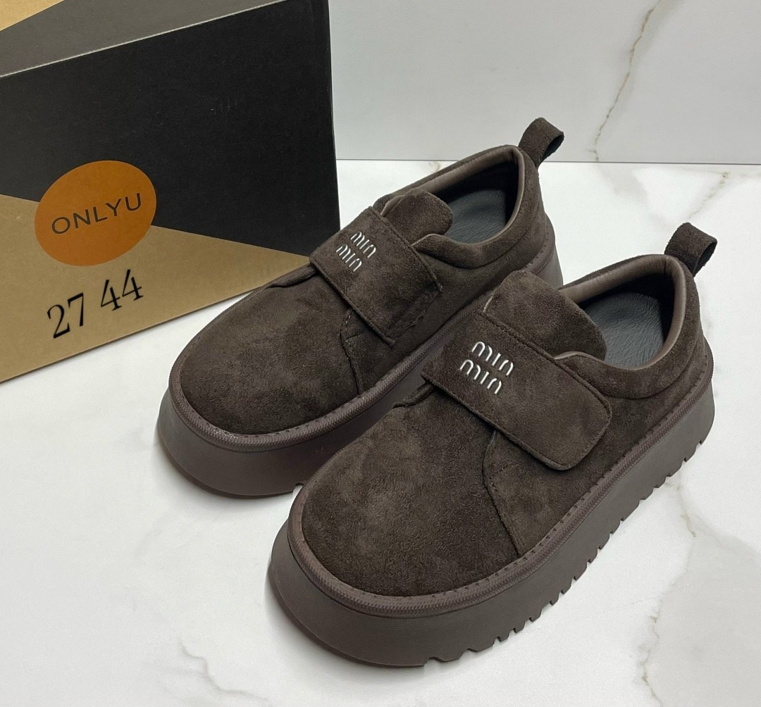 ,замшевые лоферы miu miu на высокий подошве и фирменной фурнитурой,лоферы замш,женская ,модная женская