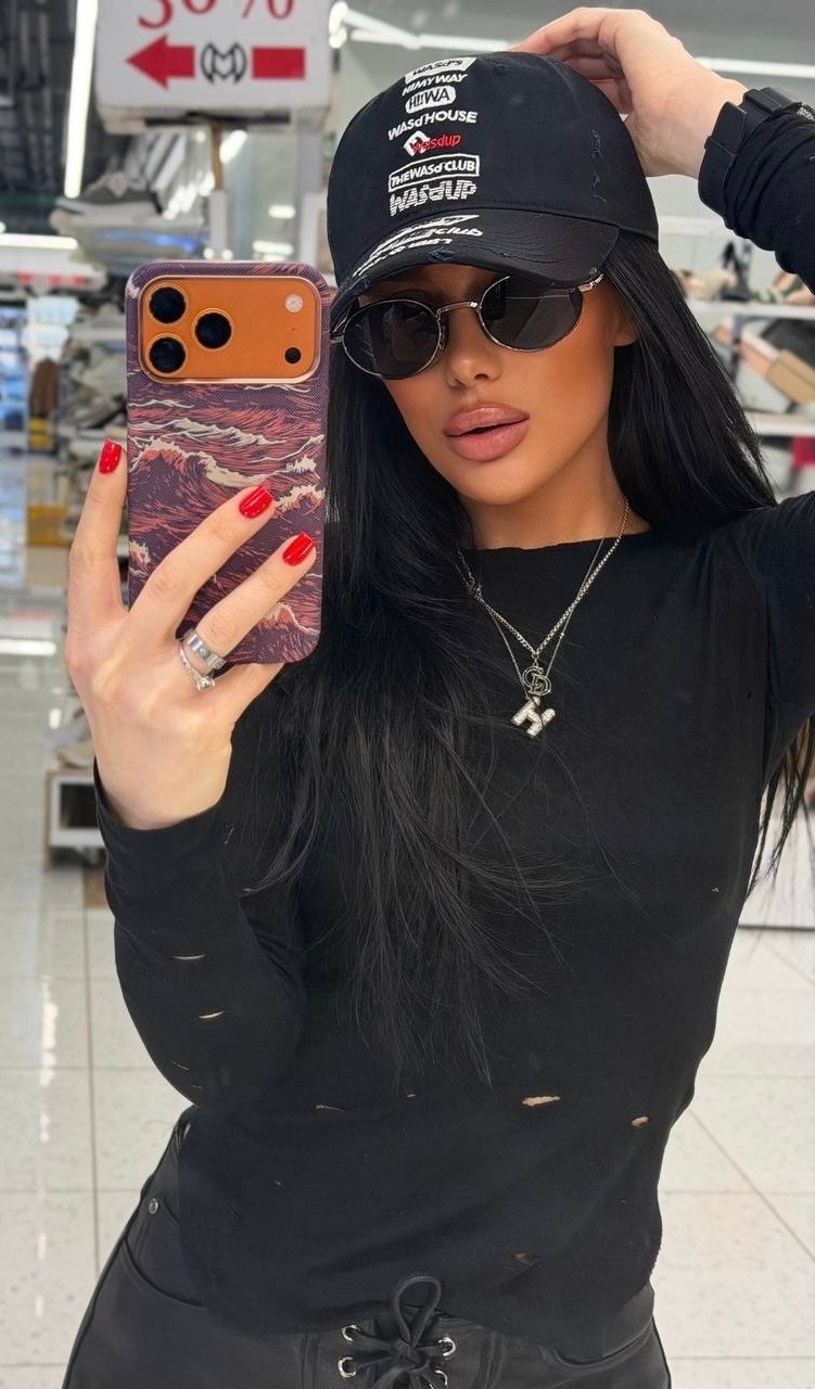 девушка в кепке,лонгслив женские,лонгслив кофта,лонгслив рваный,стильное