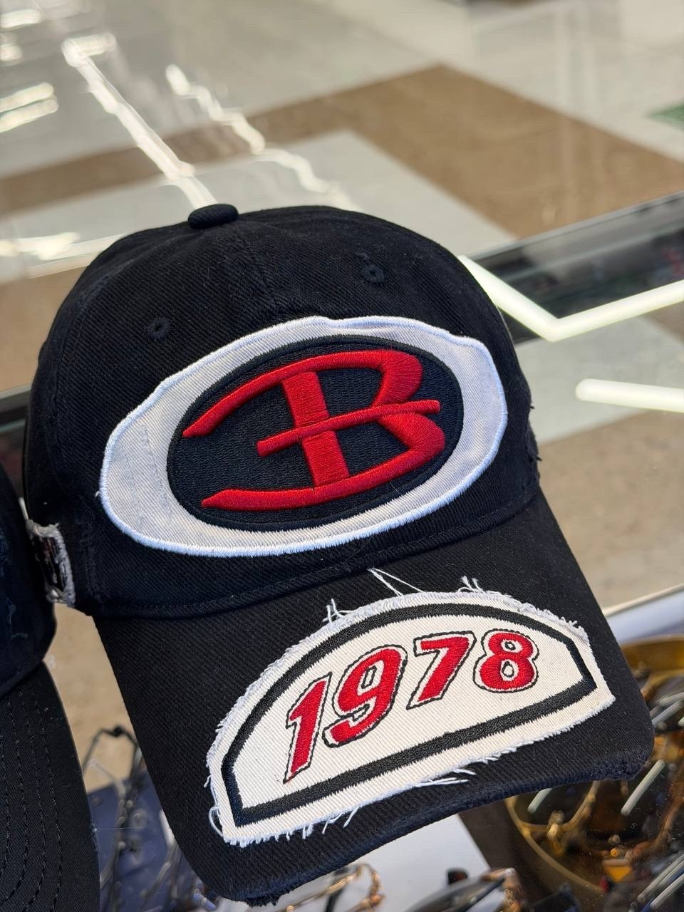 девушка в кепке,лонгслив женские,лонгслив кофта,лонгслив рваный,стильное