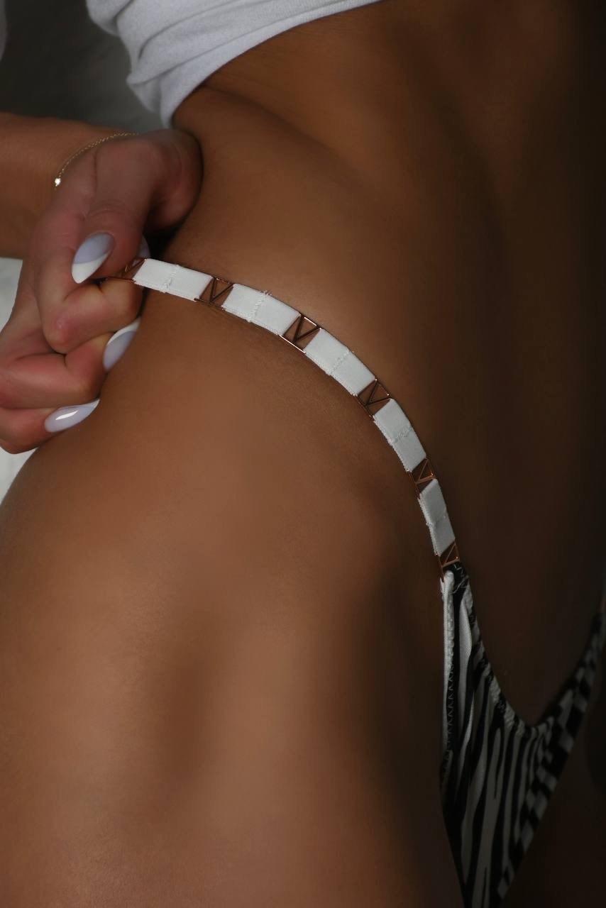 сексуальные трусики,женские трусы стринги со стразами,стринги зебра со стразами love secrets,женские трусы со стразами зебра,женские трусики стринги