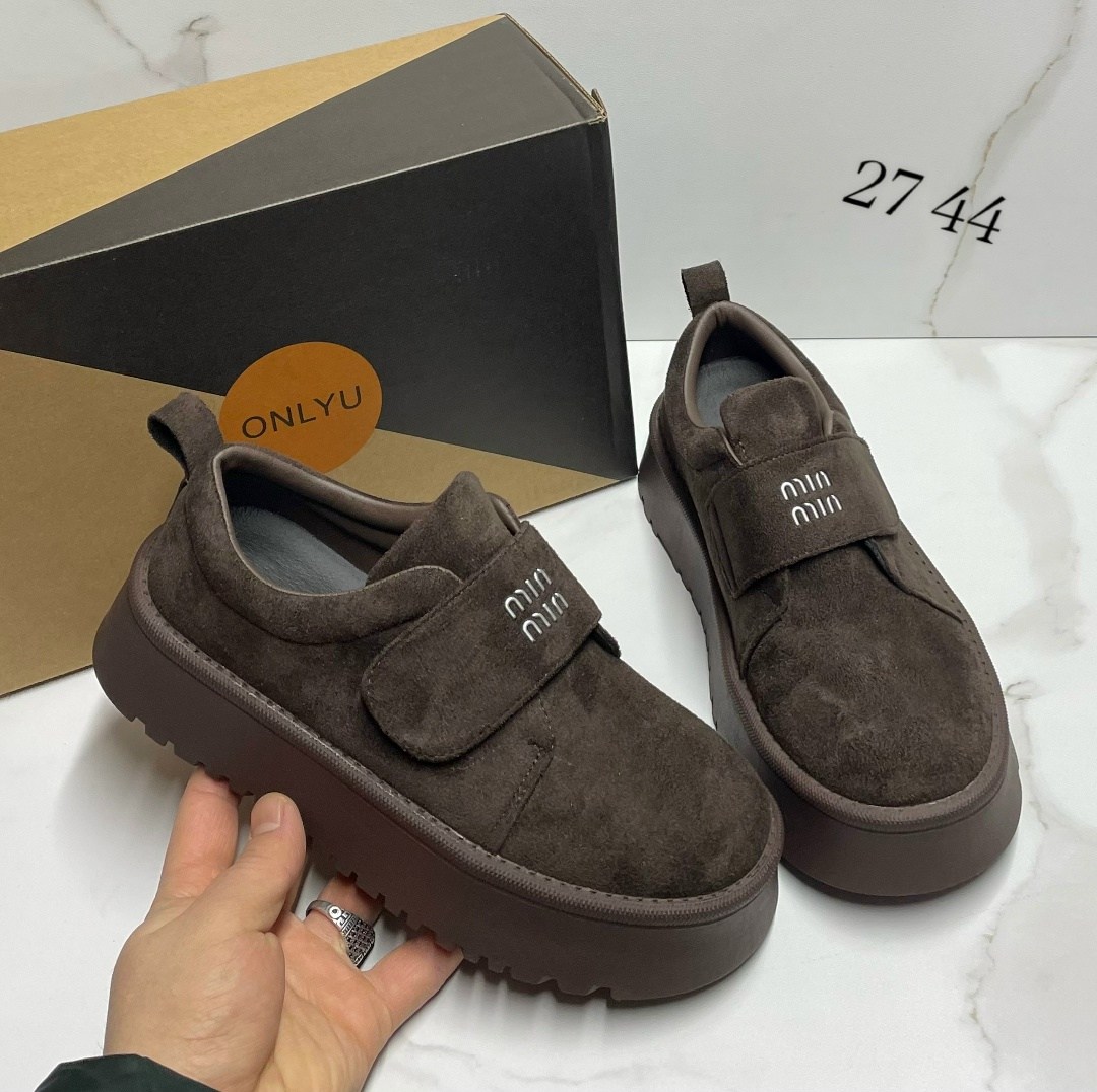 ,замшевые лоферы miu miu на высокий подошве и фирменной фурнитурой,лоферы замш,женская ,модная женская