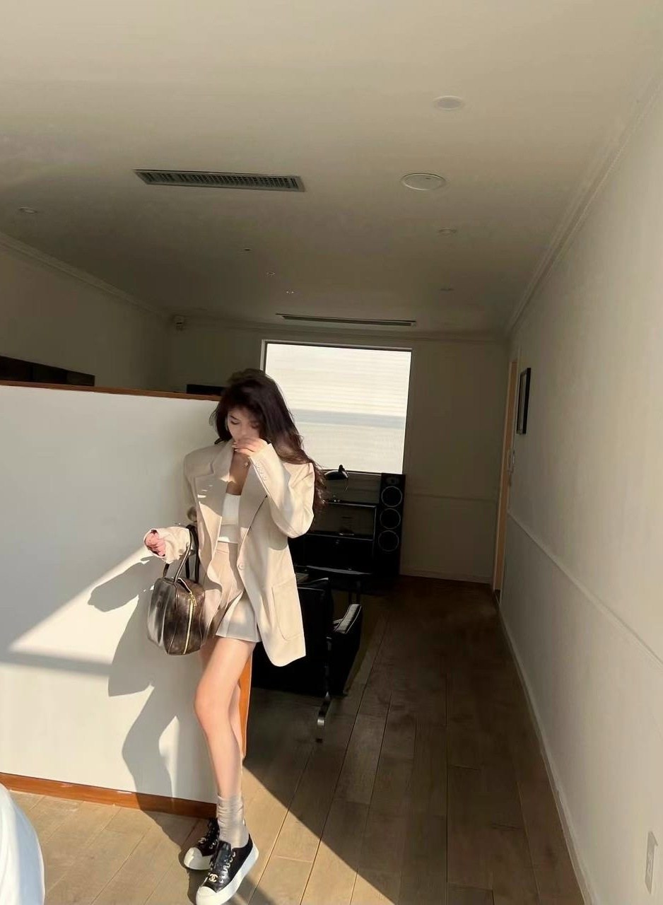 женский костюм с юбкой,женский костюм из блейзера с высокой талией,женский костюм из блейзера с завышенной талией,женский летний костюм с блейзером и юбкой,костюм с юбкой