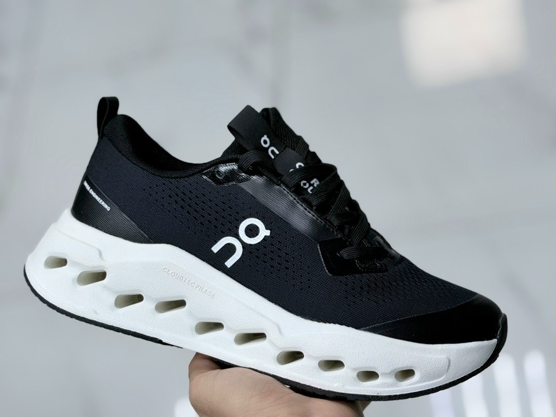 кроссовки on running cloudstratus 3 серый,кроссовки cloudsurfer on running серый,кроссовки loewe x cloudtilt 2 black white черный,кроссовки мужские on cloudstratus,кроссовки loewe x cloudtilt 2 black