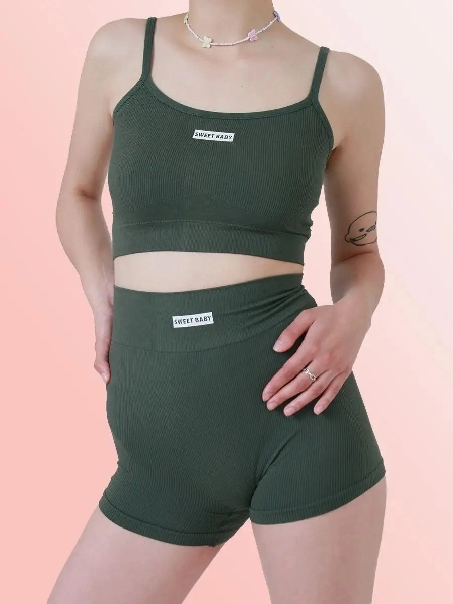 женская спортивная одежда,комплект белья с шортами unin underwear цвет белый,женские спортивные костюмы,костюм спортивный комплект топ и шорты,комплект белья с шортами в рубчик goway цвет белый