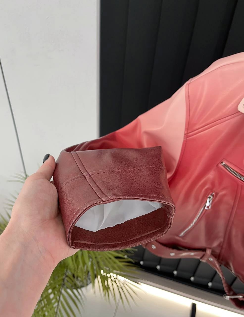 женская укороченная куртка из искусственной кожи,куртка косуха,кожаная куртка косуха,женская кожаная куртка косуха,куртка кожаная