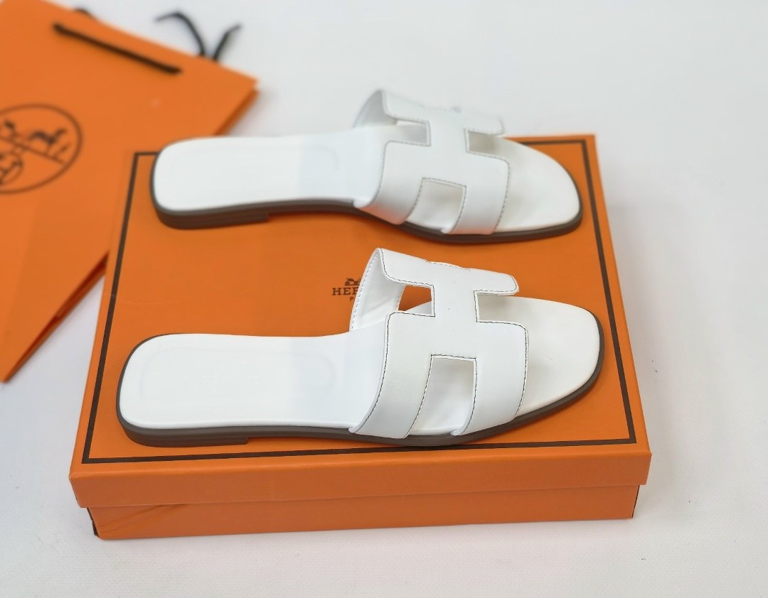 шлепки hermes женские,шлепанцы hermes,тапки hermes женские,шлепки hermes,hermes белые кожаные сандалии