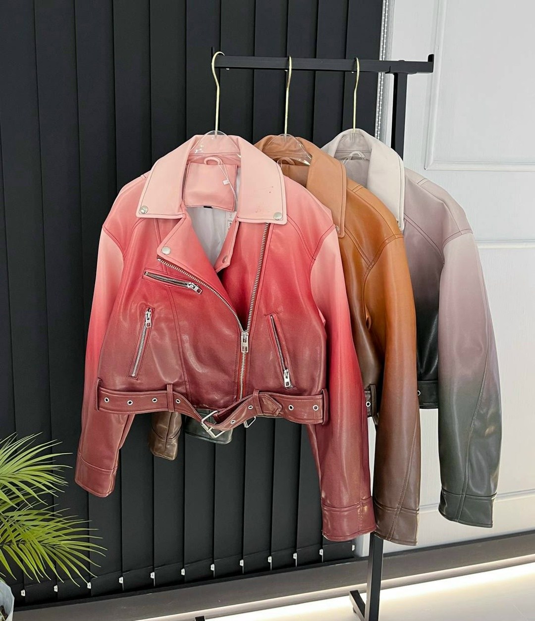 женская укороченная куртка из искусственной кожи,куртка косуха,кожаная куртка косуха,женская кожаная куртка косуха,куртка кожаная