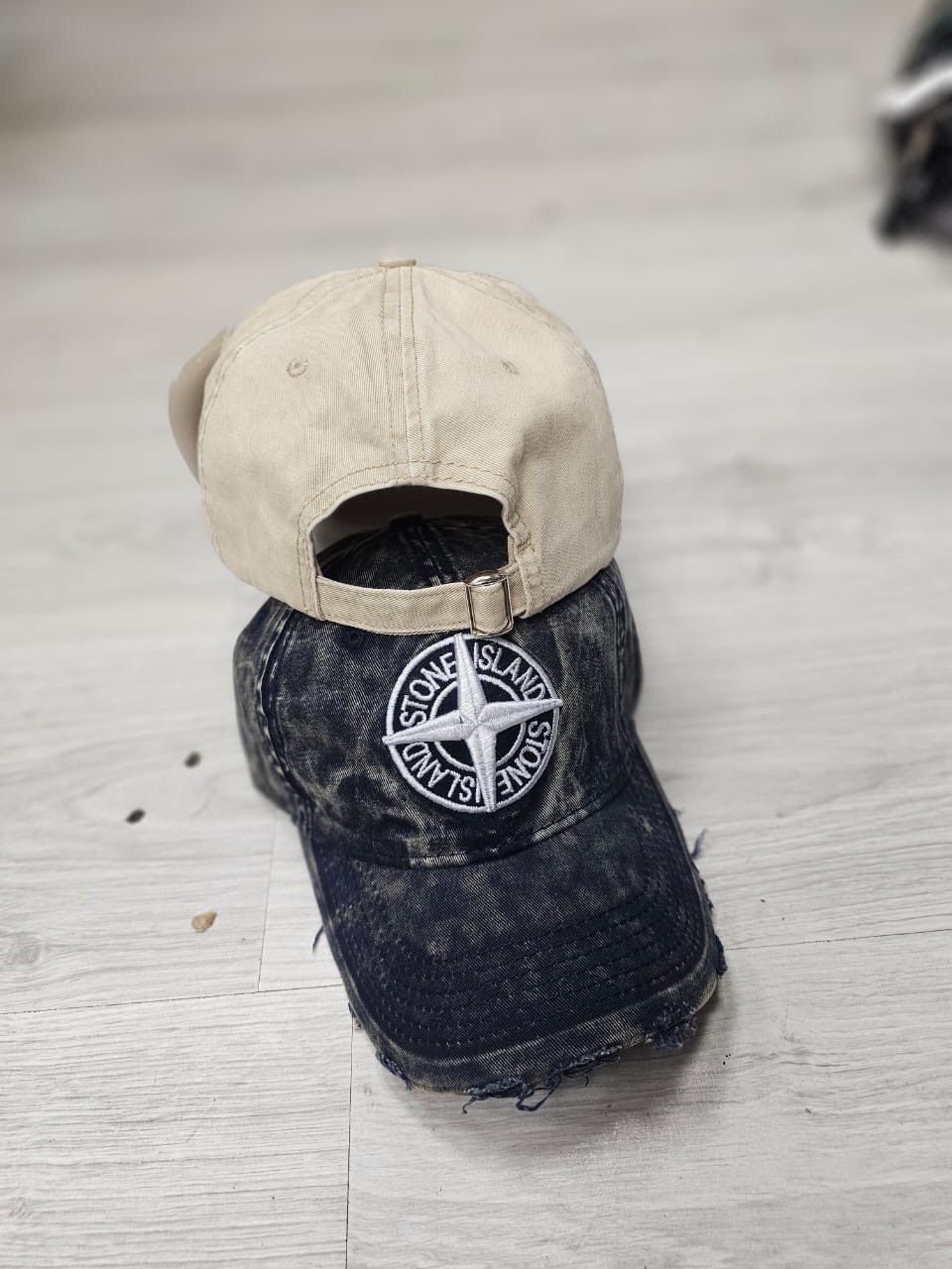 бейсболка stone island,stone island кепка с нашивкой в виде компаса серый,stone island кепка,бейсболка кепка с рефлективом stone island,бейсболка кепка с рефлективом stone island stone island цвет беж