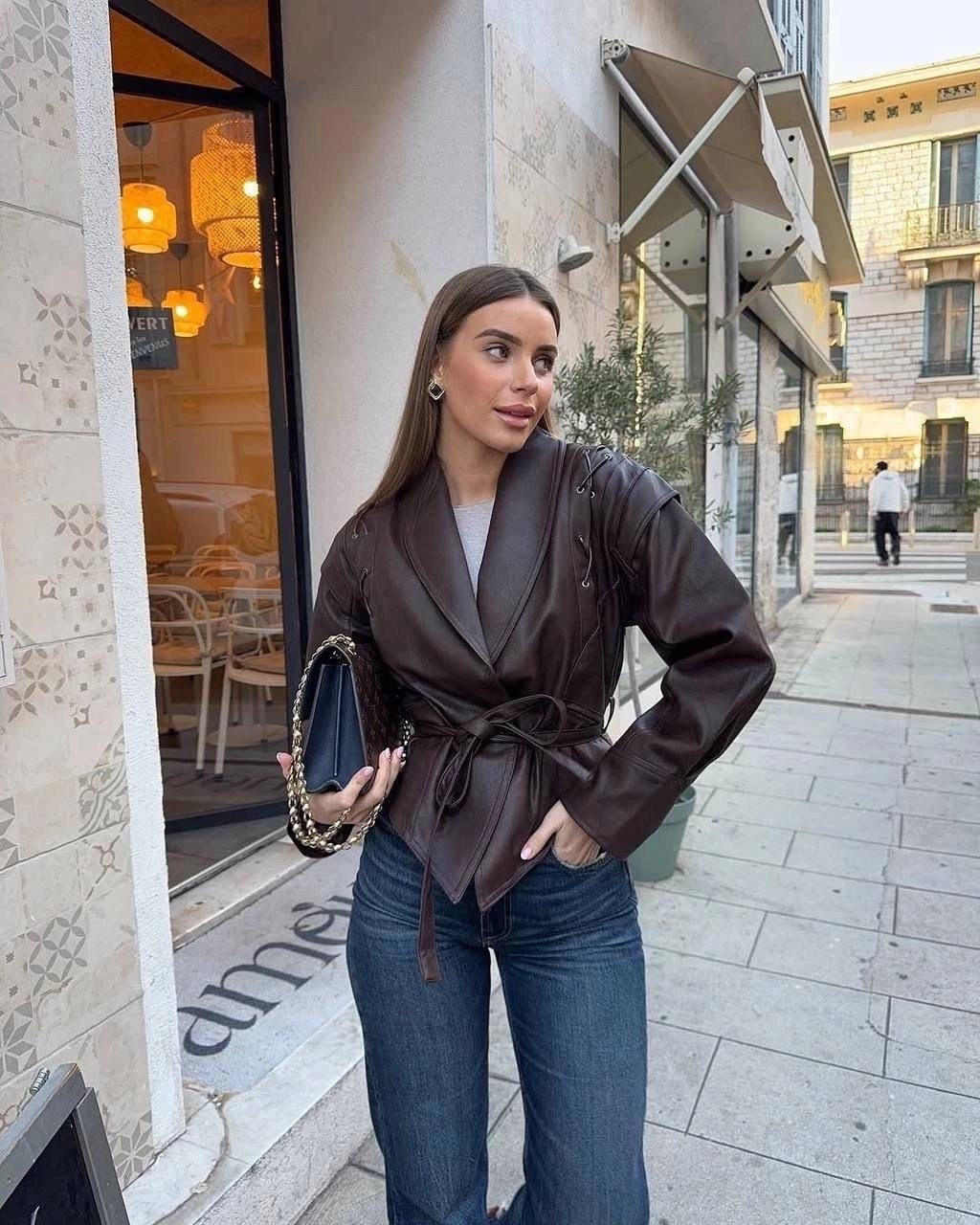трендовая кожаная короткая куртка с поясом коричневая кожа косуха,женская кожаная куртка,новинка стильные кожаные куртки с поясом,кожаная куртка косуха оверсайз,коричневая кожанная куртка с поясом
