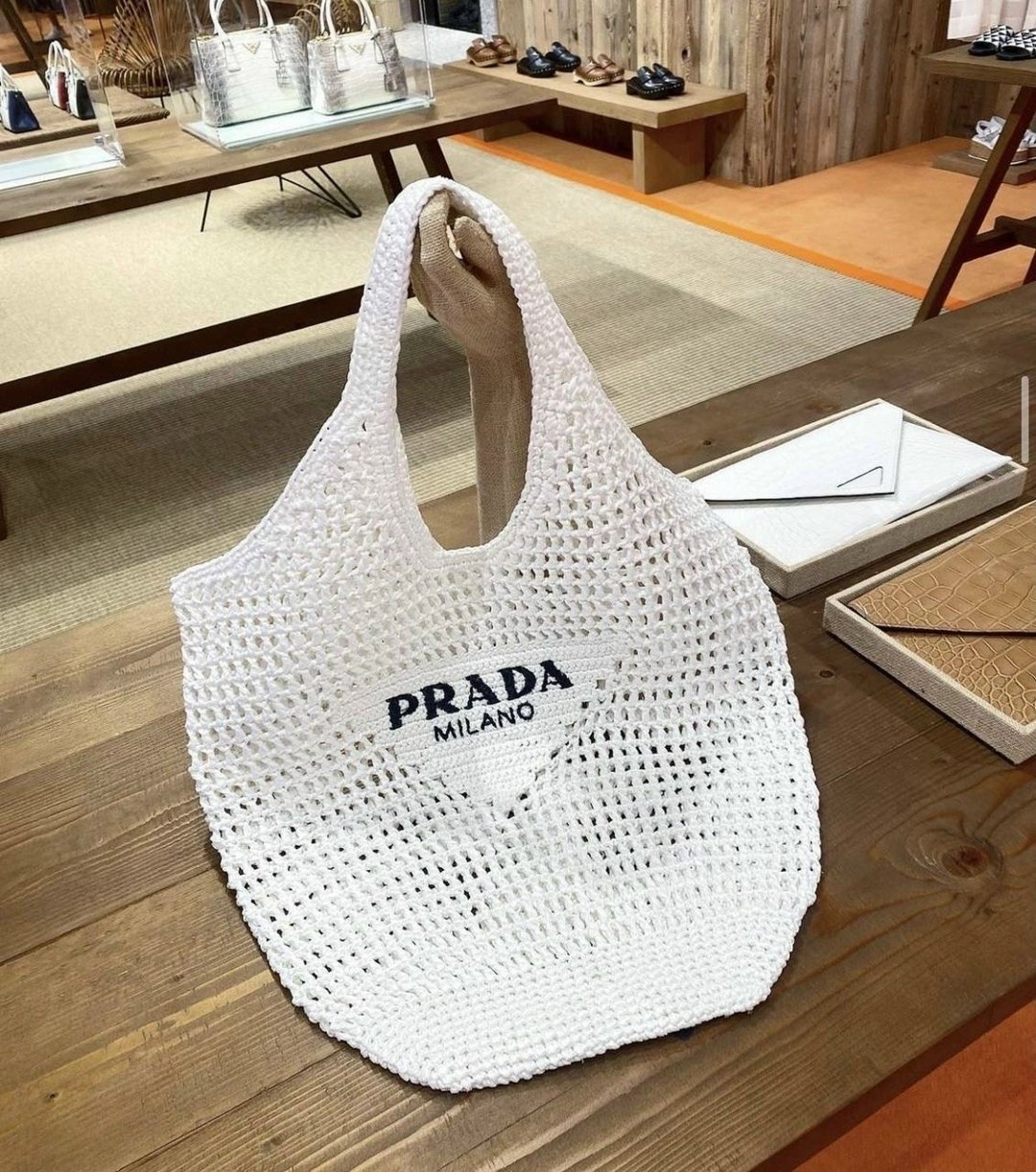 сумки вязаные крючком,плетеная сумка прада,вязаная сумка prada 2026,плетеная сумка,раффия сумка тоут prada