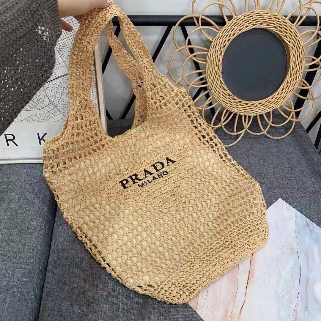 сумки вязаные крючком,плетеная сумка прада,вязаная сумка prada 2026,плетеная сумка,раффия сумка тоут prada