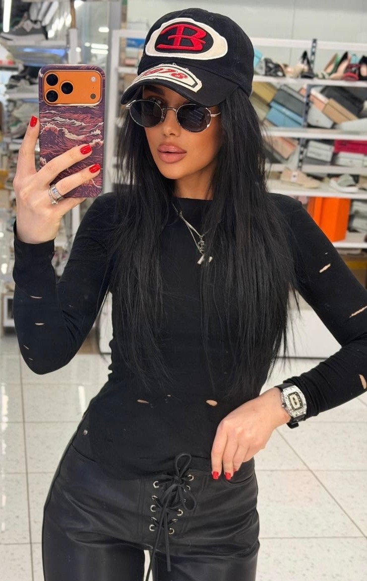 девушка в кепке,лонгслив женские,лонгслив кофта,лонгслив рваный,стильное