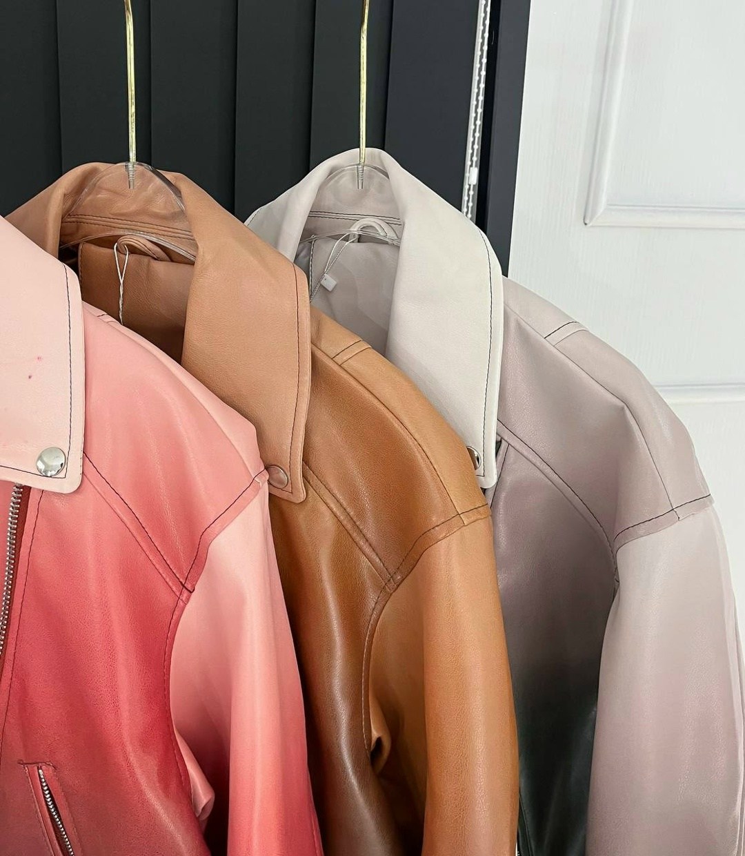 женская укороченная куртка из искусственной кожи,куртка косуха,кожаная куртка косуха,женская кожаная куртка косуха,куртка кожаная