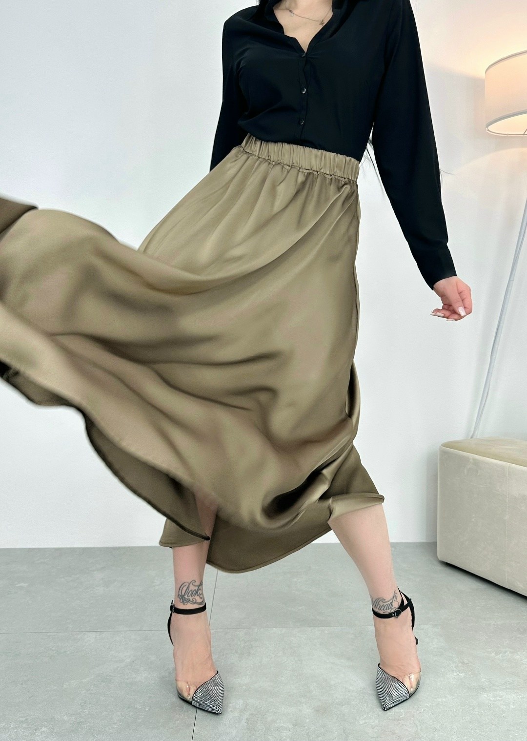 юбка атласная удлинённая бежевого цвета,атласная юбка,бежевая атласная юбка,атласная юбка с высоким,бежевая юбка