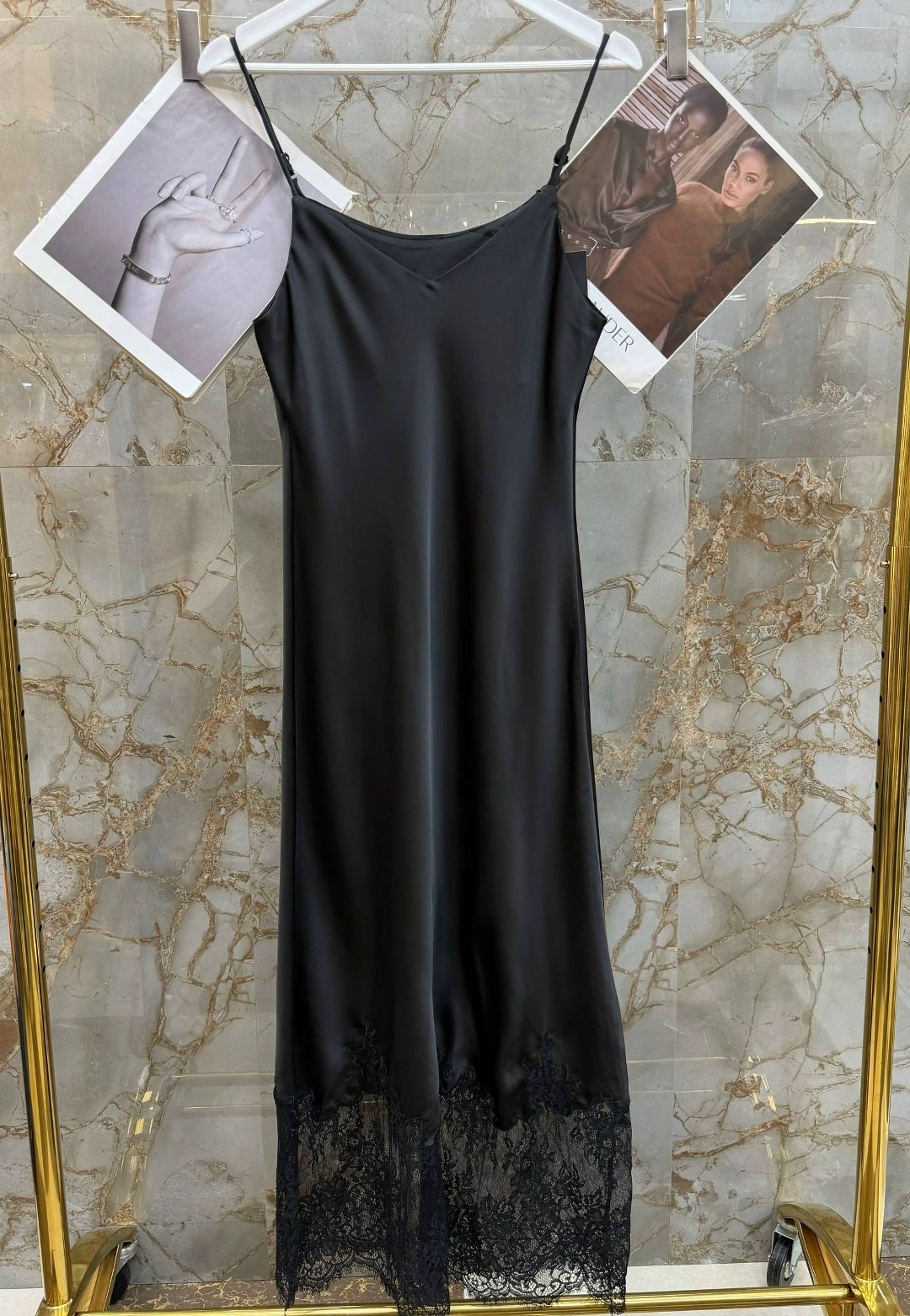 платье-комбинация из шелкового атласа с кружевной отделкой saint laurent черный,шелковая сорочка с кружевом,коричневое шелковое платье-комбинация с кружевом,платье комбинация с кружевом,атласное плать