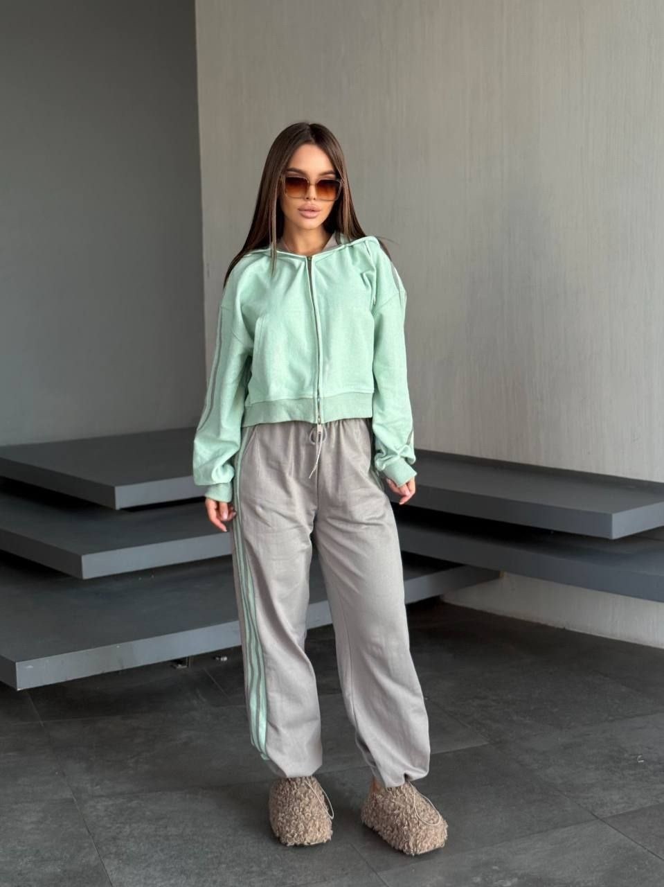 модные костюмы,костюм спортивный женский,спортивный костюм,стильный спортивный костюм,серые спортивные костюмы женские