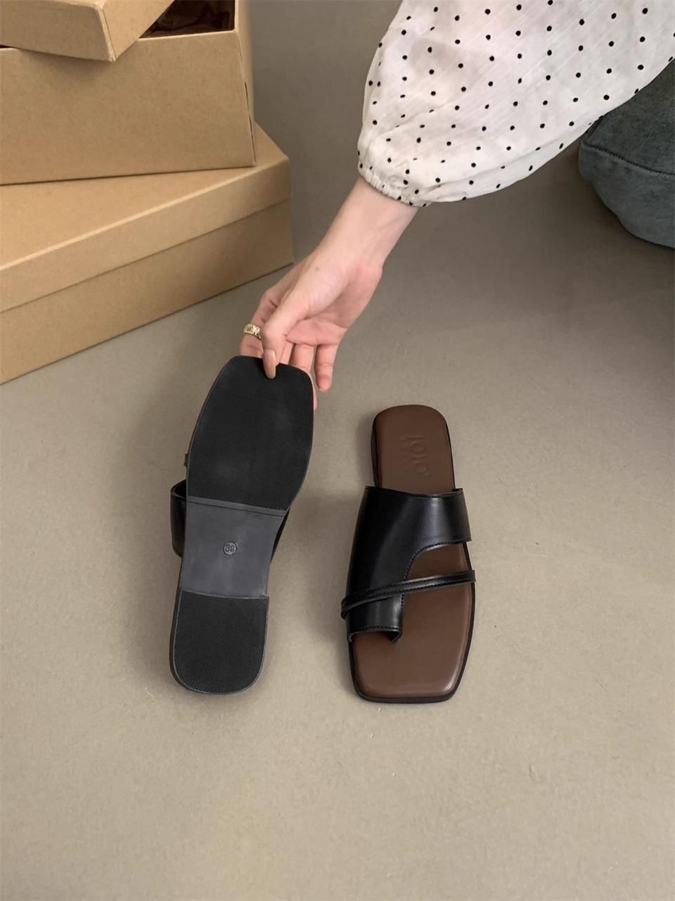 женские сандалии на плоской подошве,шлепанцы женские,шлепанцы на плоской подошве,шлепанцы модные,сандалии модные