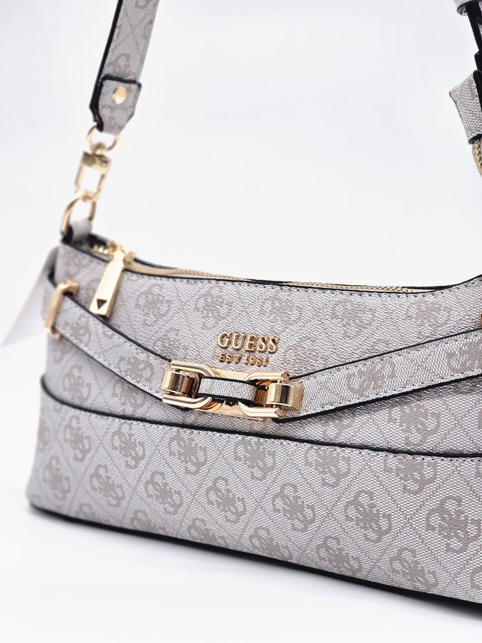 женская сумка guess,сумка через плечо guess,сумка guess,сумка на плечо guess,сумка хобо с принтом из монограмм бренда noelle guess
