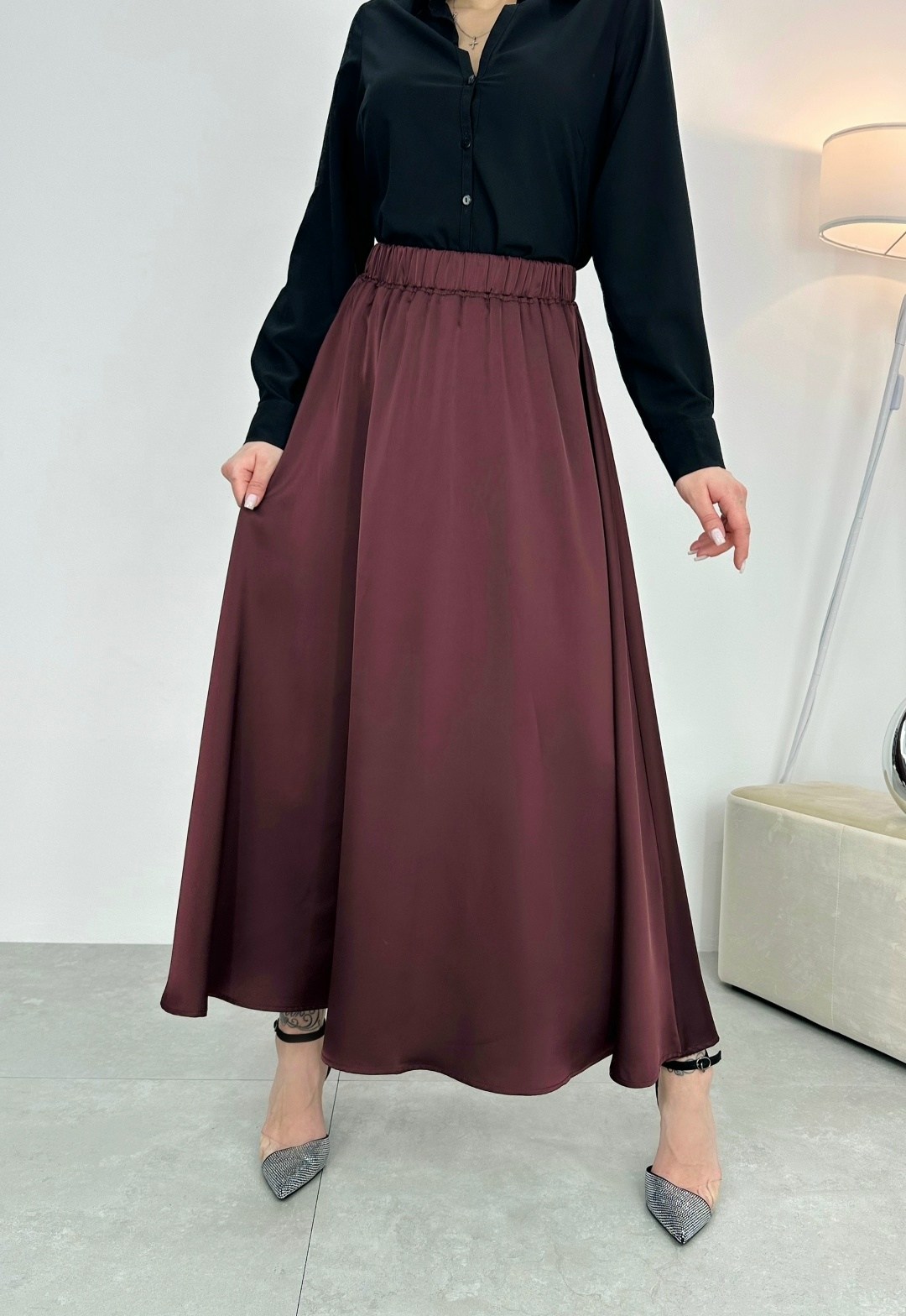 юбка атласная удлинённая бежевого цвета,атласная юбка,бежевая атласная юбка,атласная юбка с высоким,бежевая юбка