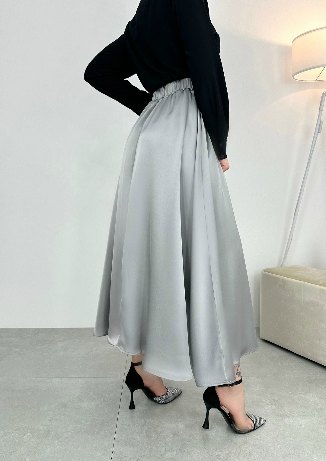 юбка атласная удлинённая бежевого цвета,атласная юбка,бежевая атласная юбка,атласная юбка с высоким,бежевая юбка