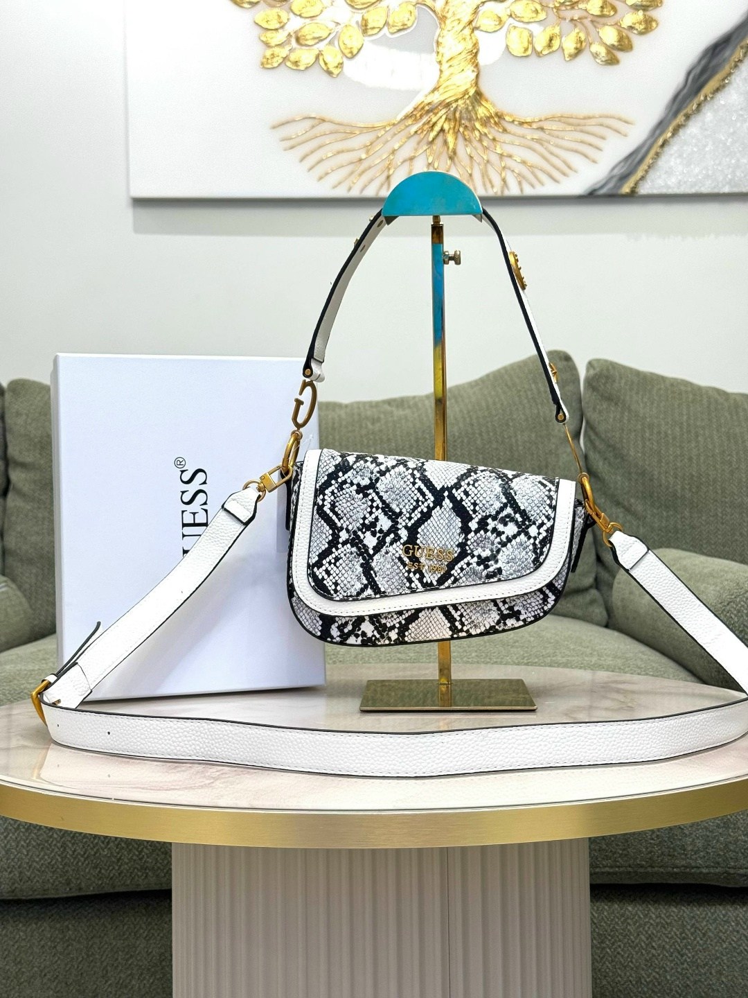 женская сумка guess,сумка guess,guess сумка на плечо,guess сумка седло,сумка guess через плечо