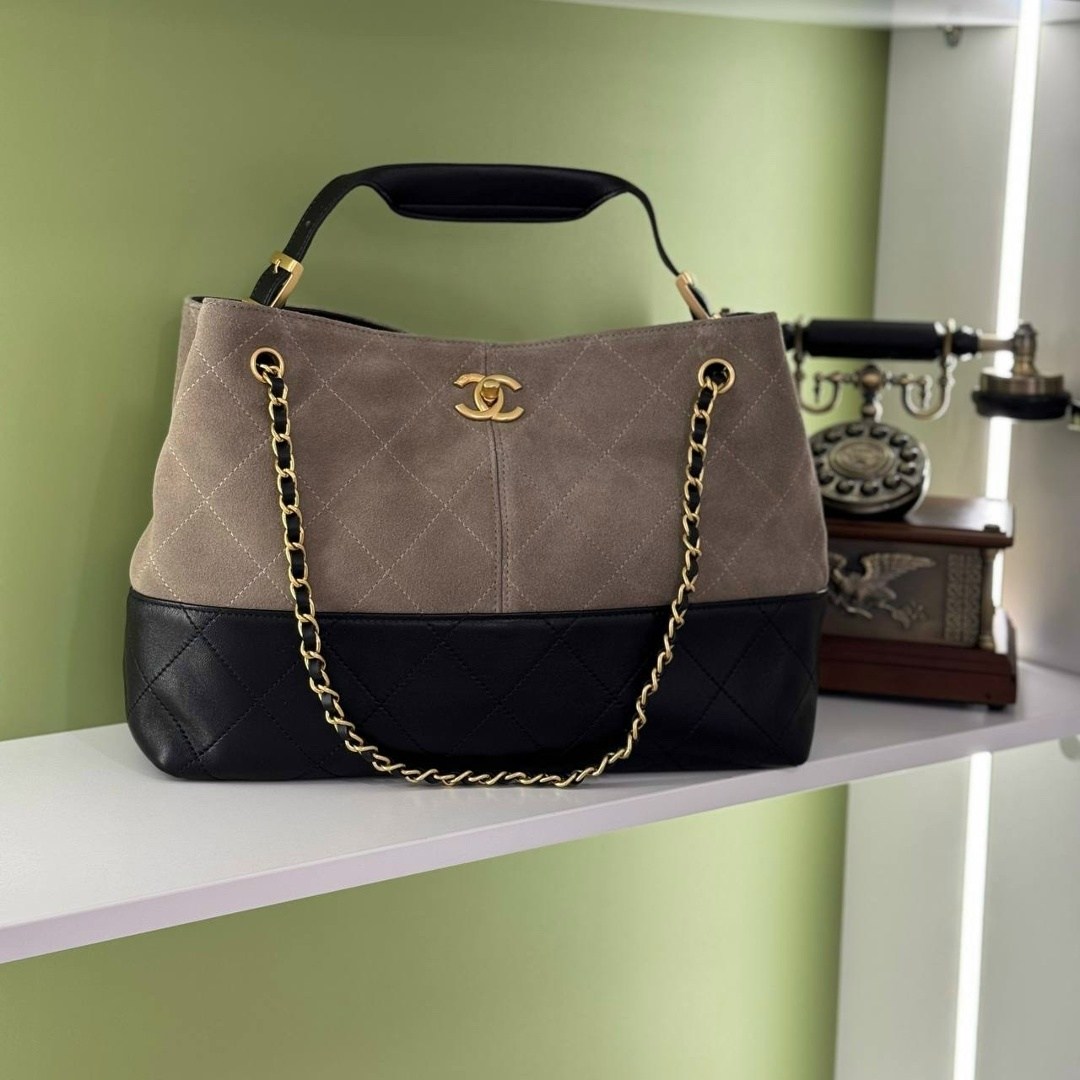 chanel сумка,сумка женская chanel,женская замшевая сумка chanel shopping bag бежевая с черным,замшевая сумка chanel 25 medium бежевая,серая замшевая сумка chanel 25 small