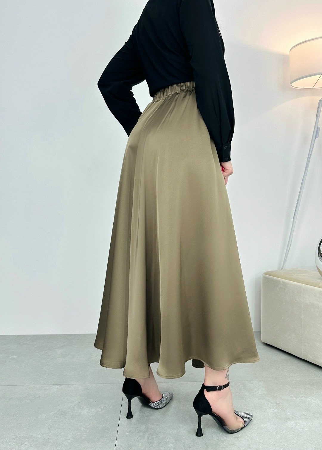 юбка атласная удлинённая бежевого цвета,атласная юбка,бежевая атласная юбка,атласная юбка с высоким,бежевая юбка