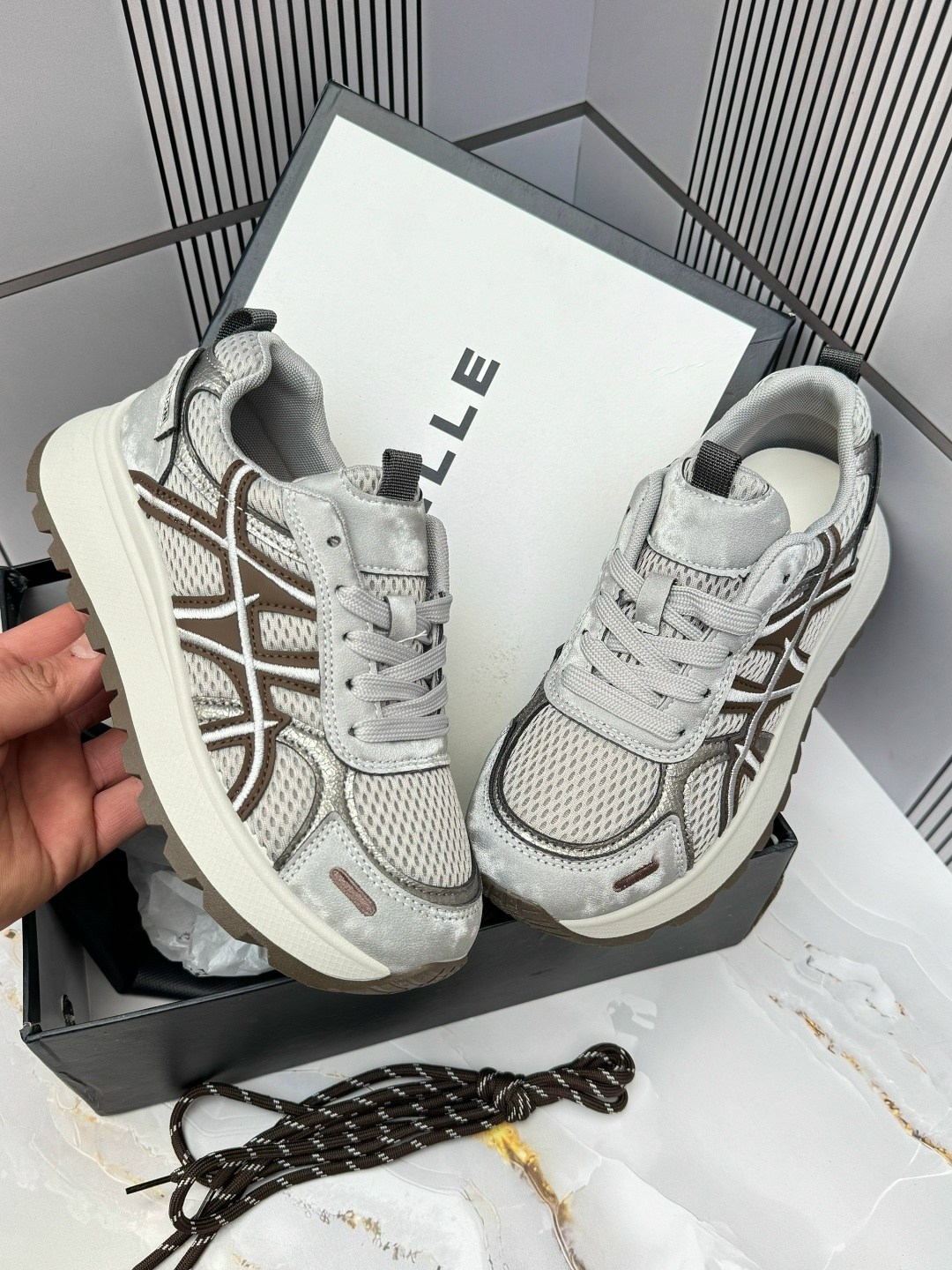 кроссовки женскиe,кроссовки для женщин,модные кроссовки,массивные кроссовки,