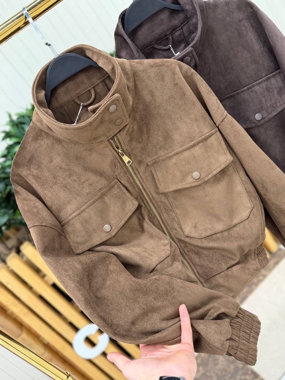 бомбер укороченный оверсайз замшевый куртка рабочего тренд saint shine,женская куртка бомбер из эко замши коричневого цвета,куртка бомбер,бомбер замшевая куртка оверсайз saint shine,куртка замшевая