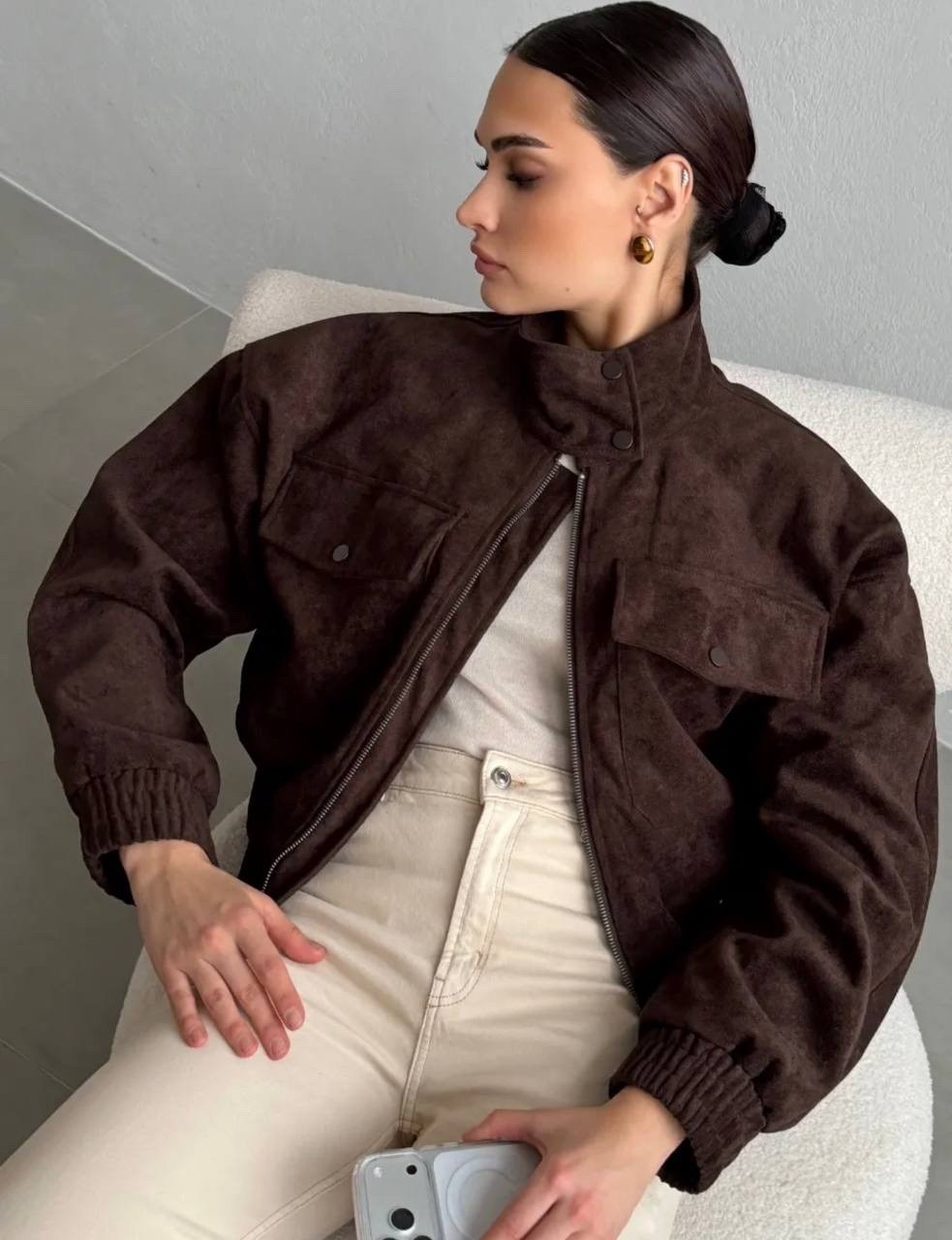 бомбер укороченный оверсайз замшевый куртка рабочего тренд saint shine,женская куртка бомбер из эко замши коричневого цвета,куртка бомбер,бомбер замшевая куртка оверсайз saint shine,куртка замшевая