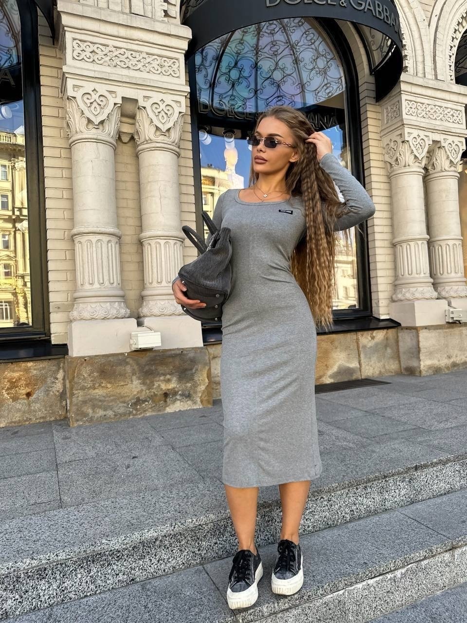 платье женское серое,трикотажное платье,оджи платье лапша,модное платье,платье трикотажное серое