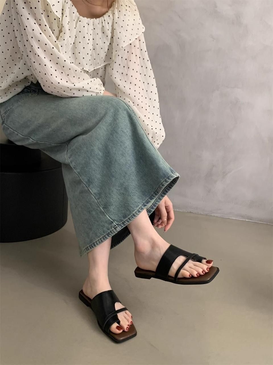 женские сандалии на плоской подошве,шлепанцы женские,шлепанцы на плоской подошве,шлепанцы модные,сандалии модные