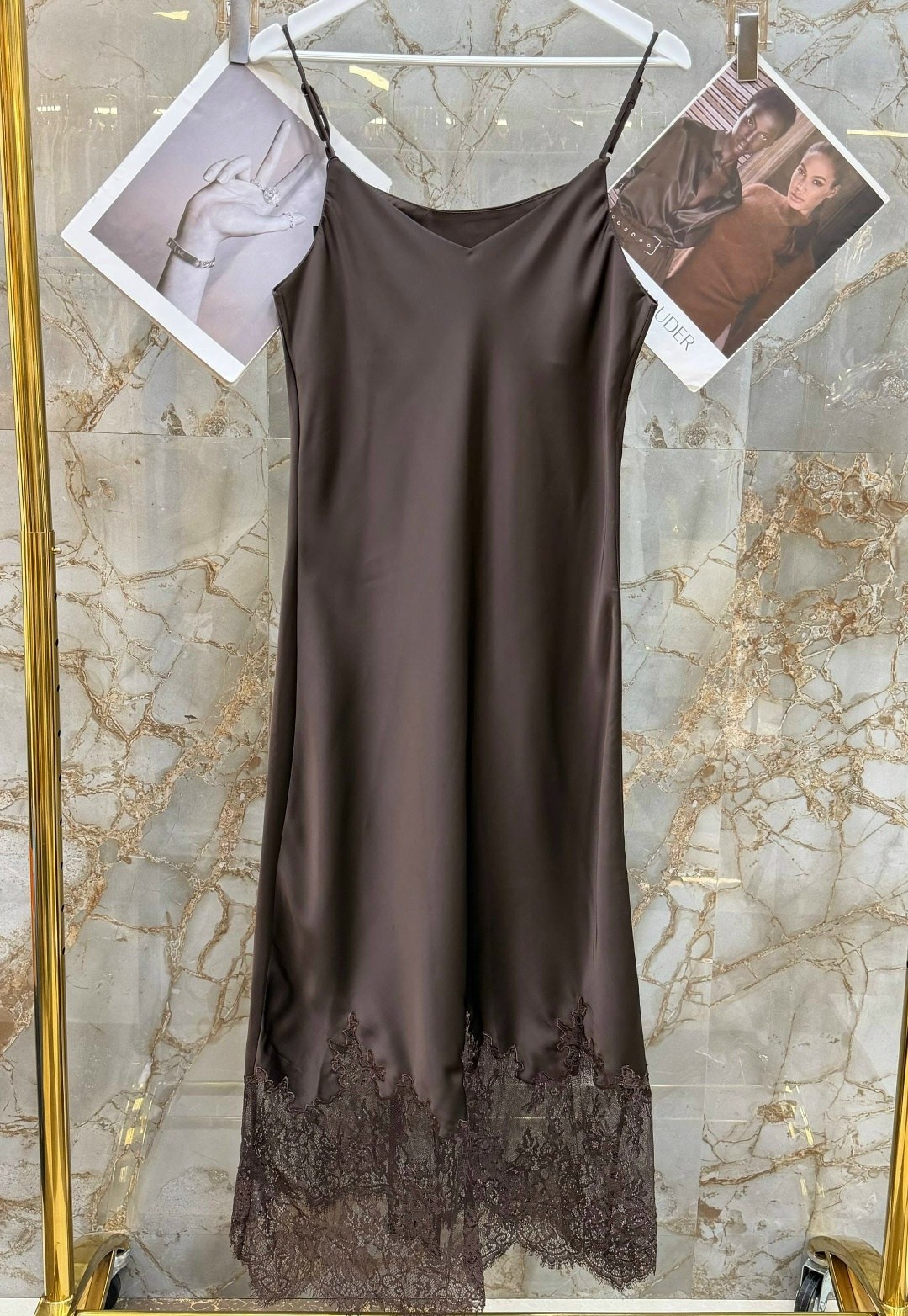 платье-комбинация из шелкового атласа с кружевной отделкой saint laurent черный,шелковая сорочка с кружевом,коричневое шелковое платье-комбинация с кружевом,платье комбинация с кружевом,атласное плать